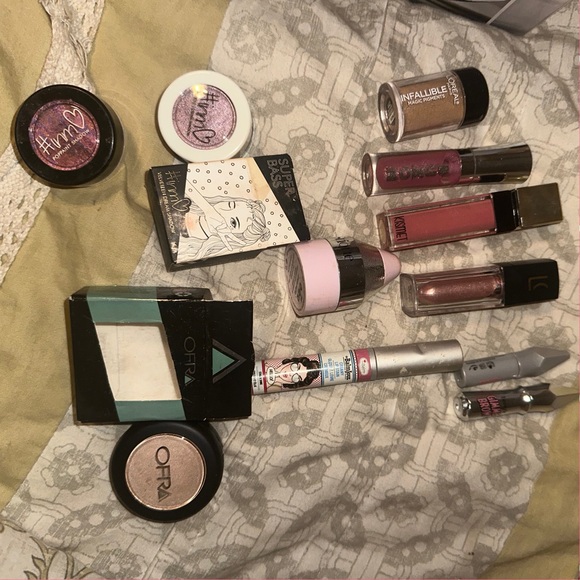 High end makeup - Picture 1 of 1